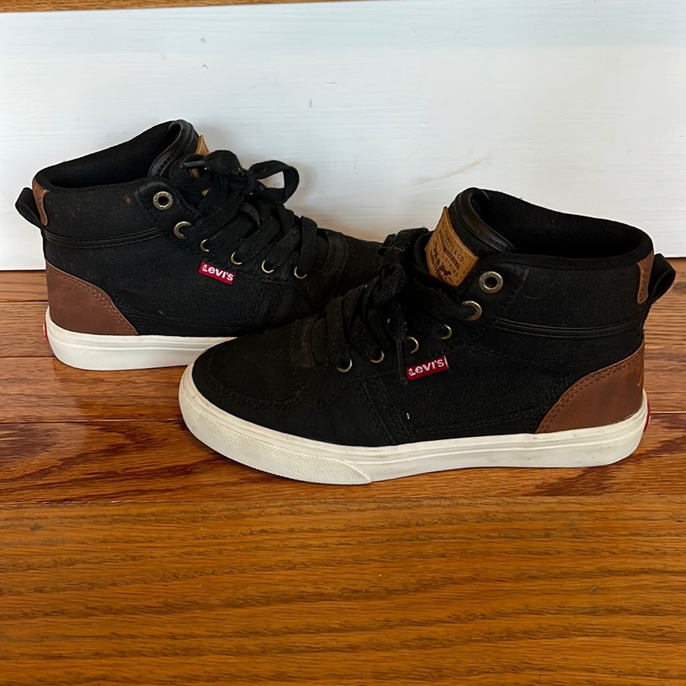 Levi’s size 1 shoe